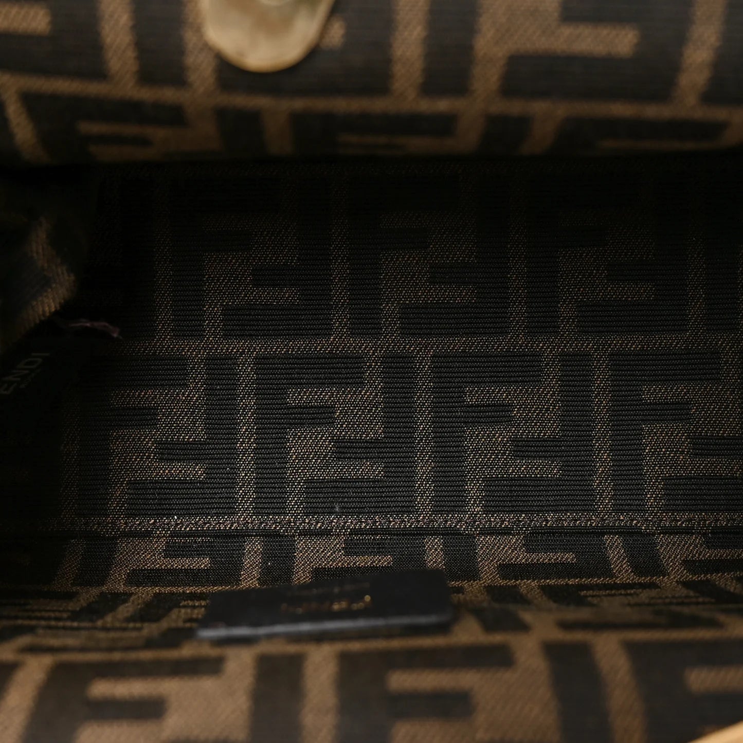 حقيبة كتف Fendi First Small من جلد الحمل باللون الذهبي المعدني