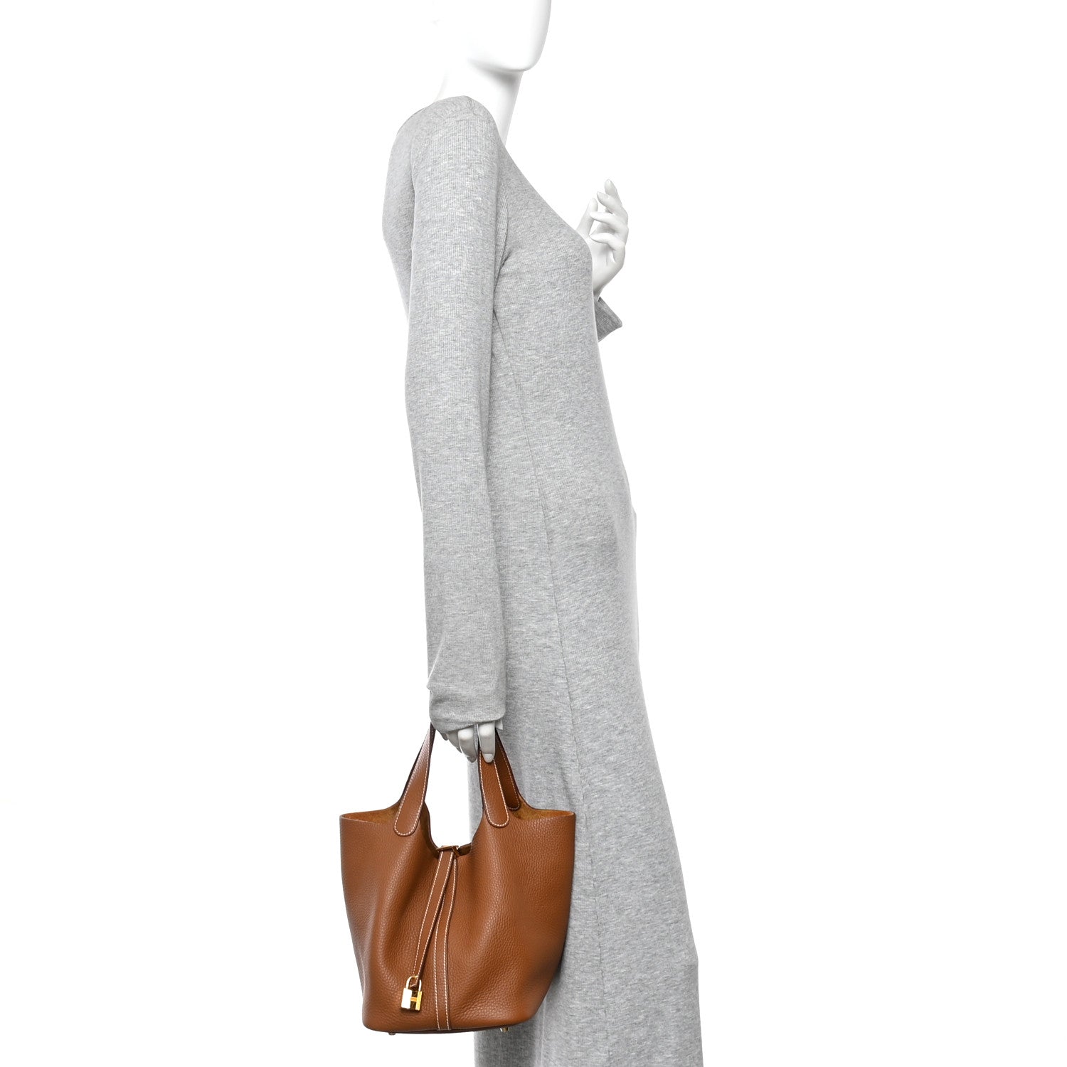 Taurillon Clemence Picotin Lock 22 MM Leather Bucket Bag Gold
