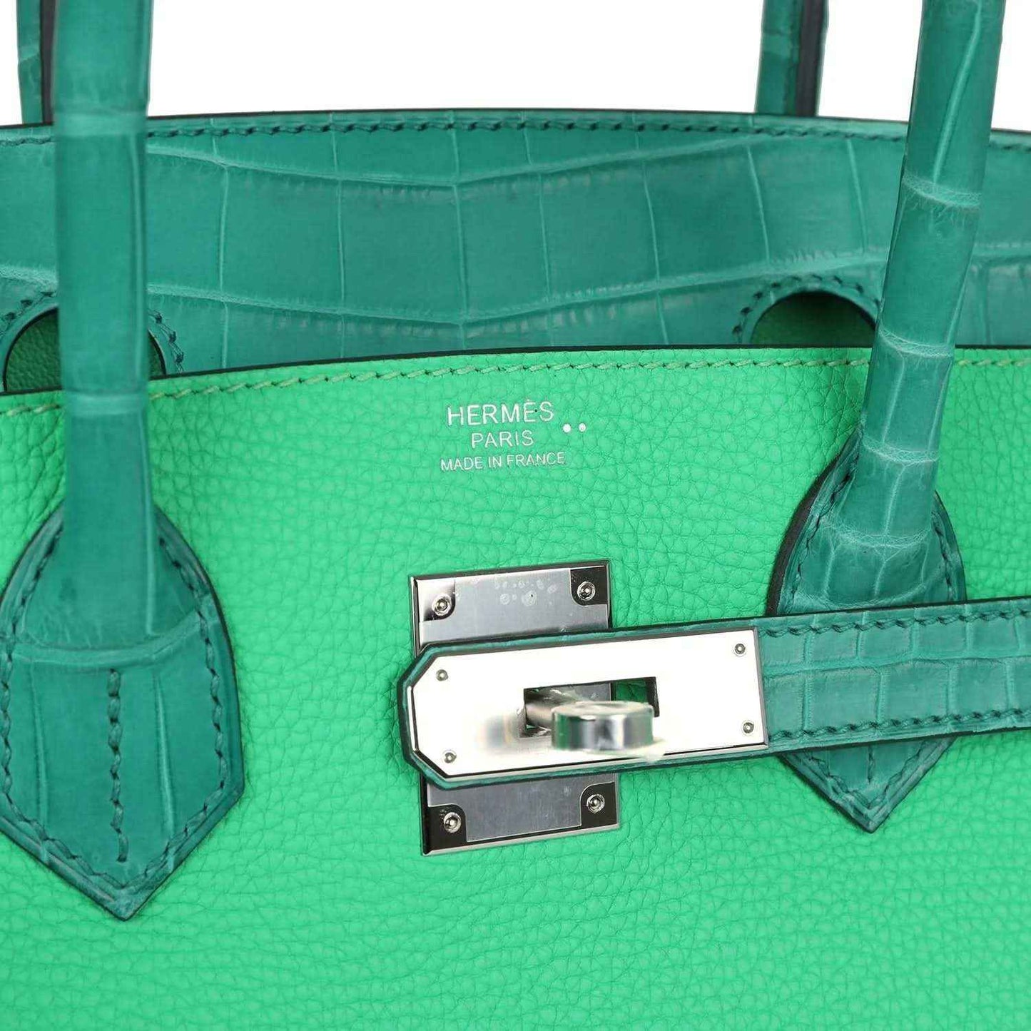 Elegant green leather handbag with silver hardware and a timeless, sophisticated design.