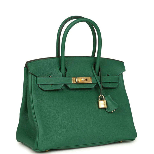 Elegant green leather handbag with gold hardware, timeless and sophisticated style.